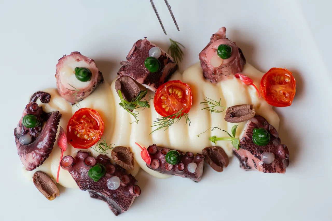 Chic interior decoration of the restaurant dining room